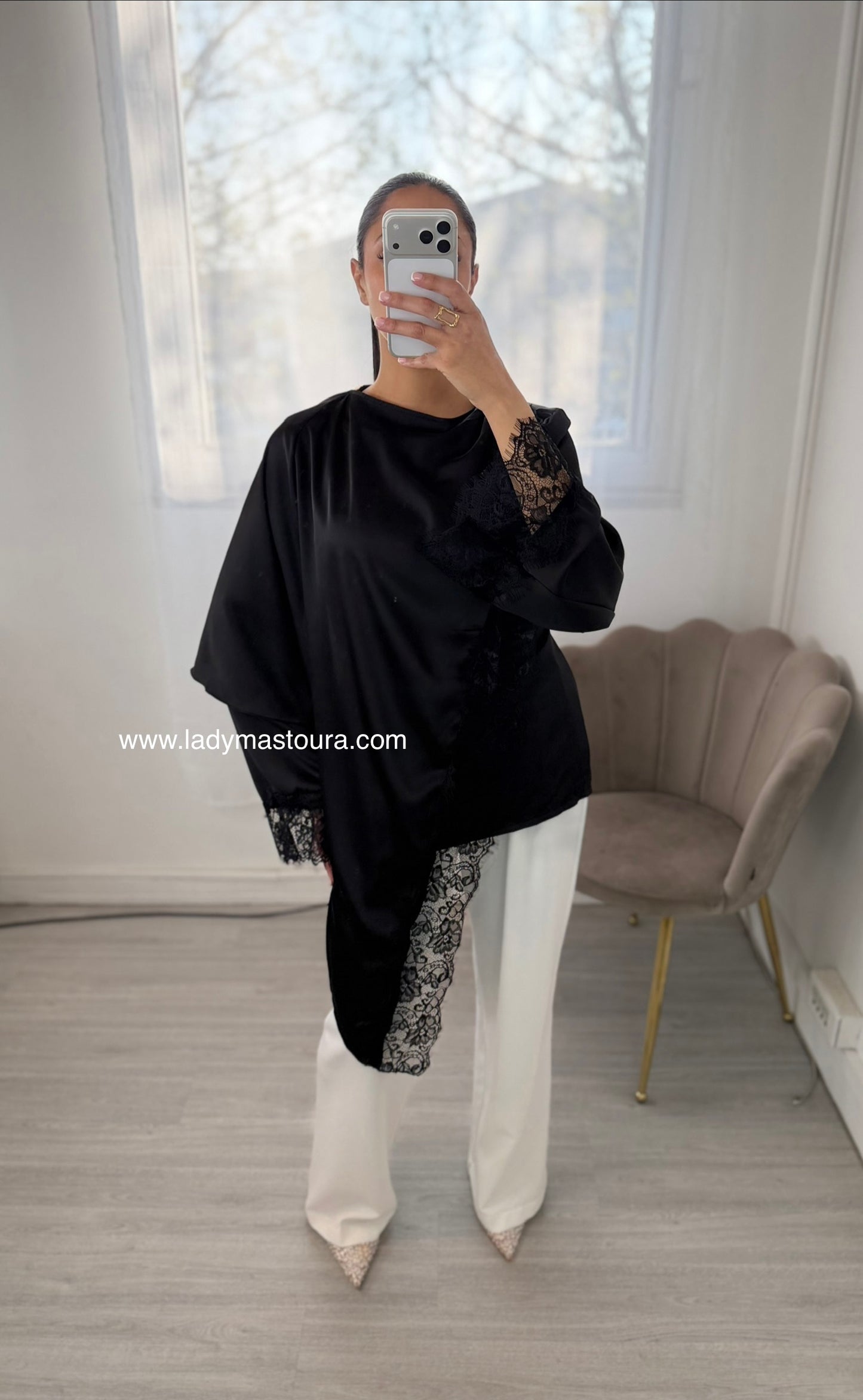 Blouse satinée dentelle - Noire